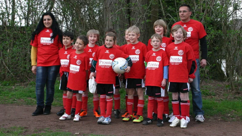 Jens Hüttemann (hinten rechts) ist einer der ersten Trainer von Carlotta (mit Ball) gewesen. - © Jens Hüttemann