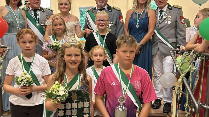 Der aktuelle Kinderhofstaat marschiert durch den Ort. - © Schützengesellschaft Schwalenberg