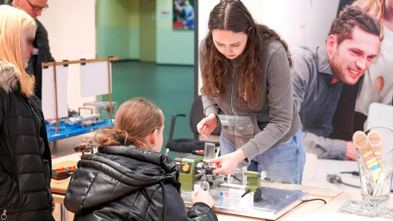 Am Stand der Firma Brasseler wurde auf dem "Lippe.MINT"-Tag 2024 Metall mit einer Maschine bearbeitet. - &copy; zdi-Zentrum Lippe.MINT