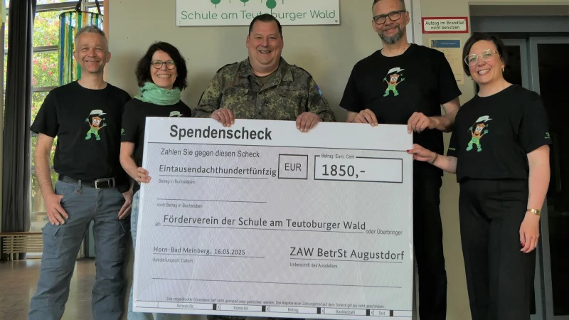 Marcus Simon und Eva-Maria Frankrone (von links) vom Förderverein der Schule am Teutoburger Wald freuen sich gemeinsam mit der Schulleitung Sarah Schwarze und Torgard Engmann (von rechts) über die Spende der Bundeswehr, die Hauptmann Martin Waltemathe (Mitte) aus Augustdorf mitgebracht hatte.

Quelle: - © Bundeswehr/Marc Eckstein