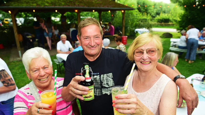 Hatten Spaß auf dem Dorfplatz: Heide Ritter (links), Stephen und Cornelia Graham. - © Nicole Ellerbrake