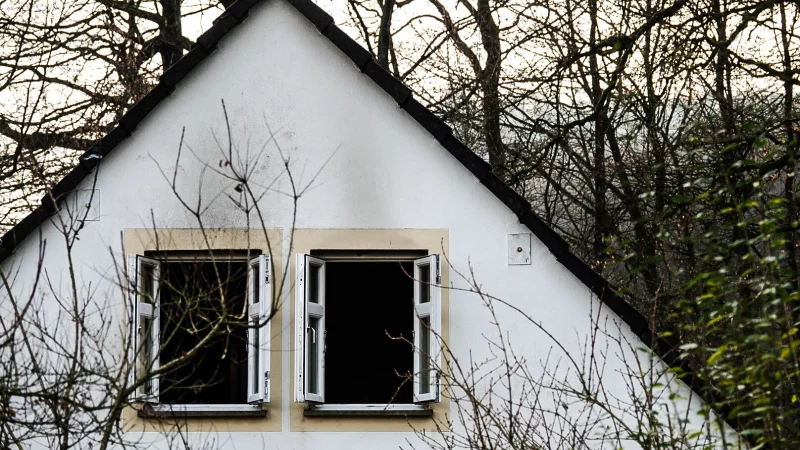 Das Wohnhaus am Rande des Teutoburger Walds in Kirchdornberg ist nach dem Feuer kurz vor Weihnachten nicht mehr bewohnbar. - &copy; Paul Brinkmann