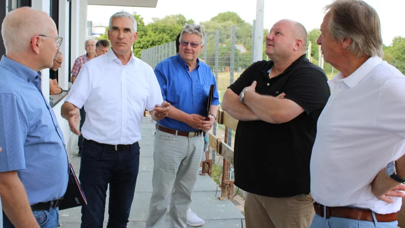 Die beiden Beigeordneten Frank Rayczik (von links) und Thorsten Paulussen zeigen den Ausschussmitgliedern den Baufortschritt. - © Lorraine Brinkmann