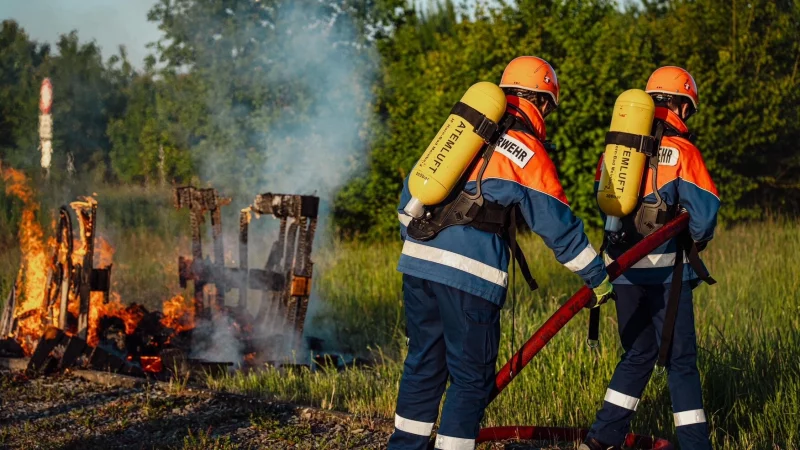 Die Jugendwehr löscht ein brennendes Palettenhaus. - © Bildrechte: Freiwillige Feuerwehr Horn-Bad Meinberg