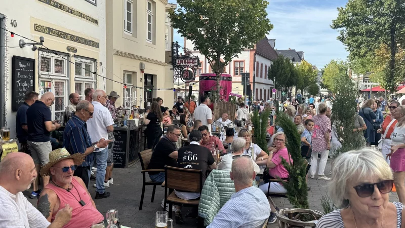 Bei der "Sommer-Radl-Sause 2025" ist in der Salzestadt bei bestem Wetter ordentlich was los. Die Gastronomen freut's - und die Besucher auch. - &copy; Sandra Castrup