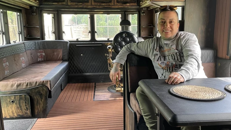 In den vergangenen 16 Monaten hat Murphy aus dem Wohnbereich des Wohnwagens ein Tattoostudio gemacht. - &copy; Shannon-Lee Bendig