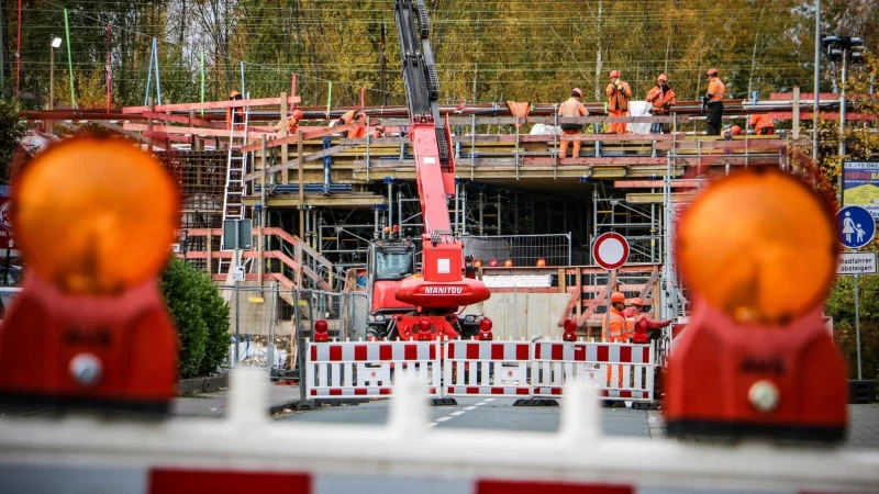 Die Bauarbeiten an der Br&uuml;cke &uuml;ber Sophienstra&szlig;e laufen nach Plan. Derzeit wird die neue ICE-Trasse erstellt. - &copy; Daniel Salmon