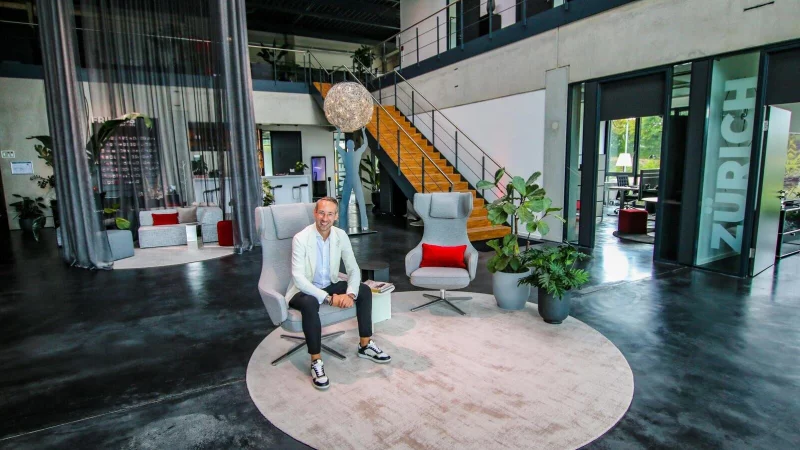 Tino J. R&ouml;se ist der Kopf von "emotions4life". Vor 15 Jahren gr&uuml;ndet er das Unternehmen und arbeitet sich Jahr f&uuml;r Jahr immer weiter an die Spitze seiner Branche hoch. Hier sitzt er in der Media Gallery, die gleich mehrere Hingucker zu bieten hat &ndash; darunter ein von der Decke h&auml;ngender Vorhang, der sich elegant um eine Sofalandschaft windet. - &copy; Daniel Salmon