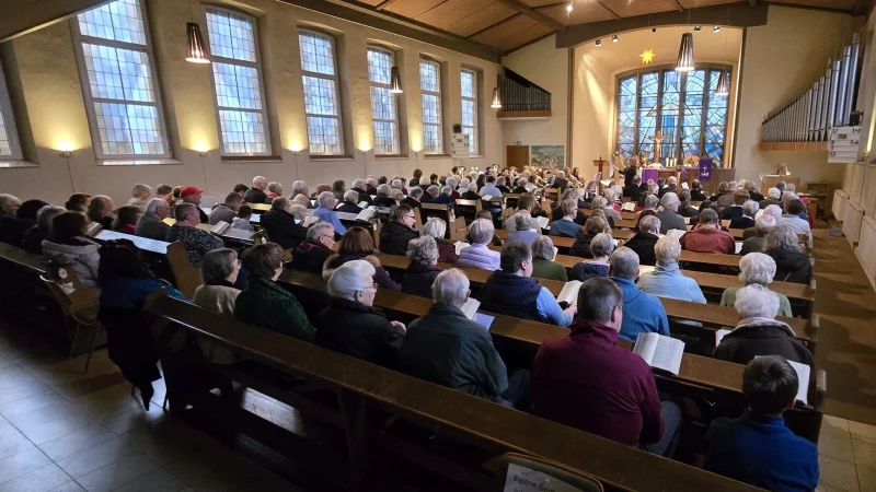 Die Trinitatiskirche ist zum Festgottesdienst sehr gut gef&uuml;llt. - &copy; Evangelisch-lutherische Kirchengemeinde Sch&ouml;tmar-Knetterheide