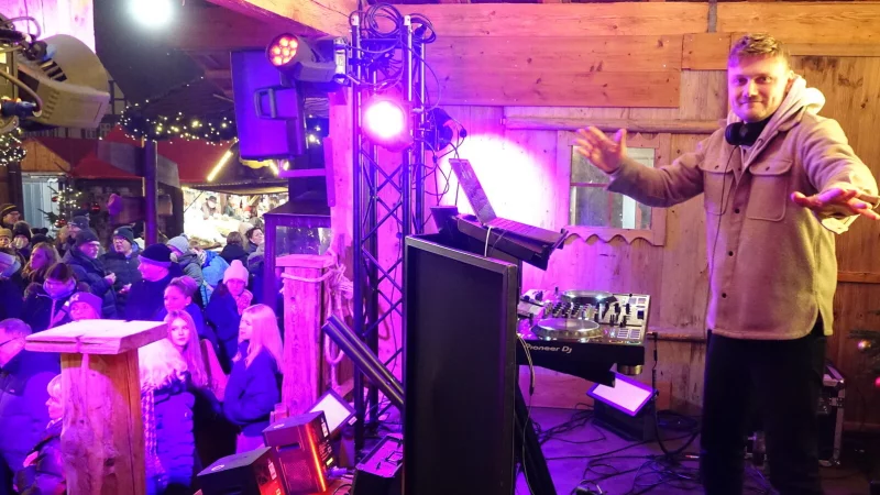 Von "Insomnia" bis "Mr Vain": DJ Maxwell auf dem Salzhof. - &copy; Axel B&uuml;rger