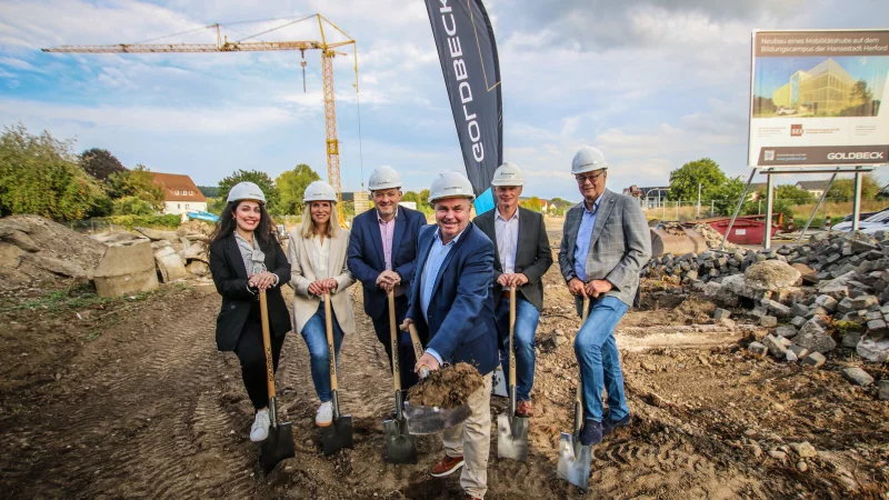 Ghazal Taheri (SEH, von links), Britta Kwast (Goldbeck), Marcel Haselof, Tim K&auml;hler, Jochen Tacke (Goldbeck) und Hartmut Dieckmann (Firma Dieckmann) beim symbolischen Spatenstich am k&uuml;nftigen Standort von Herfords gr&ouml;&szlig;tem Parkhaus. - &copy; Daniel Salmon