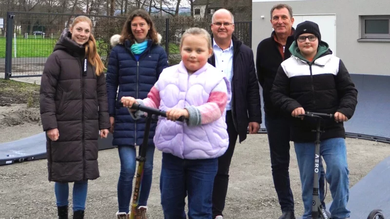 Die neue Bahn weihen (von links) die Leader-Regionalmanagerinnen Helena Kottowski und Kathrin Hunstig-Bockholt, Ida Voss, B&uuml;rgermeister Marcus P&uuml;ster, Bauamtsmitarbeiter Michael Weber und Ideengeber Paul Voss ein. - &copy; Gemeinde Schlangen