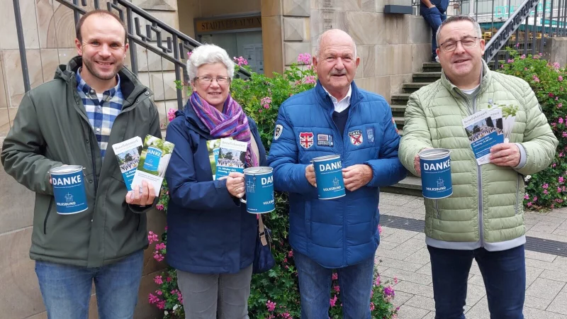 Starten die Sammlung: Sebastian Schulz, Kreisgesch&auml;ftsf&uuml;hrer Volksbund Lippe, Elke Wittek, dritte B&uuml;rgermeisterin Stadt Detmold), Heinz Holey, Oberst Sch&uuml;tzengesellschaft Detmold, und Dr. Axel Lehmann, Vorsitzender Volksbund Lippe. - &copy; Volksbund