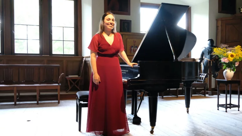 Alba Ra&ntilde;a Barreiro am Klavier im Schloss Barntrup. - &copy; Friedrich-Wilhelm R&ouml;dding