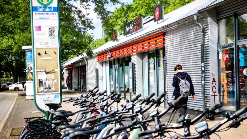 Erste Ende 2023 war die Filiale von Pizza Hut am Herforder Bahnhof eröffnet worden. Nun ist der Laden dicht. - © Daniel Salmon