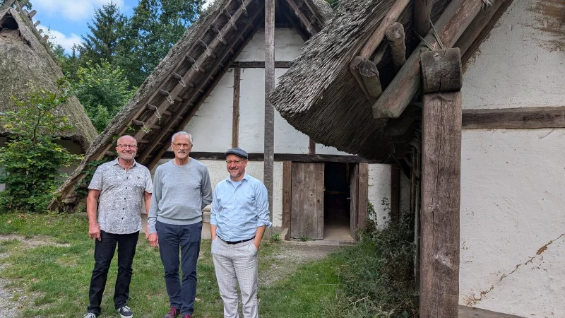 Klaus Stein, Gesch&auml;ftsf&uuml;hrer des Arch&auml;ologischen Freilichtmuseums, Moritz Ilemann, Vorsitzender des Tr&auml;gervereins und Museumsleiter Karl Banghard vor dem mittleren der drei germanischen H&auml;user. Das soll ersetzt werden durch ein in zwei H&auml;lften geteiltes Haus, in dem das nationalsozialistische Germanenbild dem tats&auml;chlichen gegen&uuml;bergestellt wird. Foto: Gunter Held - &copy; Gunter Held