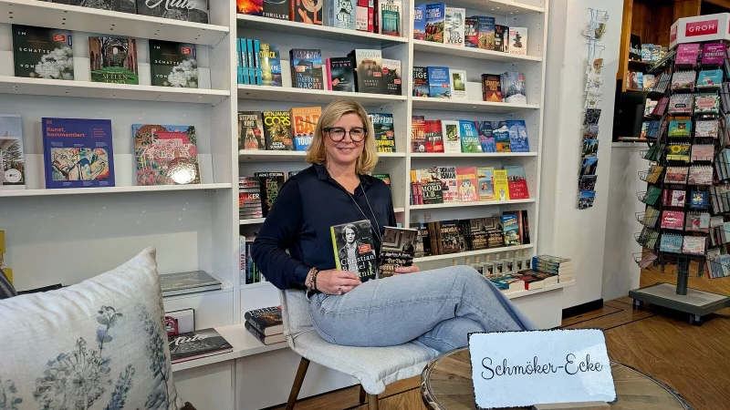 Cerrin Wehrmann-Ristau, Inhaberin der Buchhandlung Blume, hat ein Herbstprogramm zusammengestellt. Foto: Gunter Held - &copy; Gunter Held