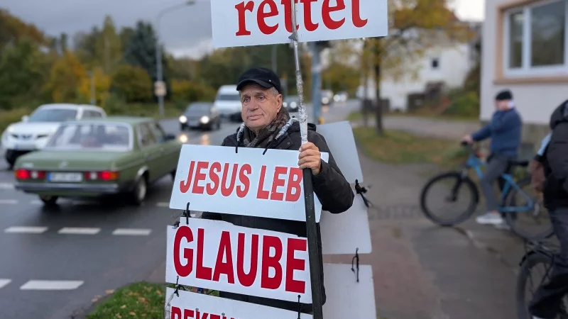 Johann Pauls an der Kreuzung Steinsto&szlig;/Braker Weg am Langenbr&uuml;cker Tor. Der Standort ist sein Stammplatz in Lemgo, doch er verbreitet seine religi&ouml;se Botschaft seit Jahren auch in Lage, Detmold, Hameln oder Bielefeld. - &copy; Annika Langhagel