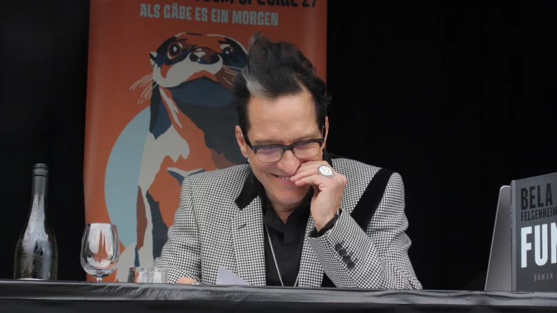 Bela B hatte bei der Lesung mit dem Wind zu k&auml;mpfen. - &copy; Torsten Wegener