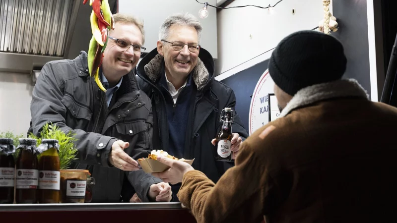 Dr. Dennis Maelzer und Achim Post h&ouml;rten den Schieder-Schwalenbergern zu und hatten auch Kulinarisches mitgebracht. - &copy; SPD NRW
