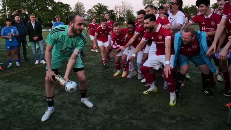 So jubelte der TuS Lipperreihe 2024. Simon Danne präsentiert den Pott. - © Jörg Hagemann