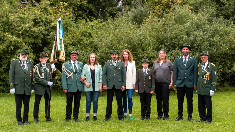 Das neue Königspaar mit Hofstaat und Vereinsspitze freut sich auf das Humfelder Schützenfest. - © Schützenverein Humfeld