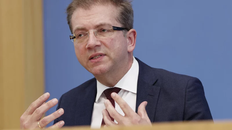 Der Bielefelder Gesundheits&ouml;konom Wolfgang Greiner arbeitet in der neuen Finanzkommission Gesundheit an Reformen f&uuml;r die Gesetzliche Krankenversicherung mit. - &copy; picture alliance / SZ Photo