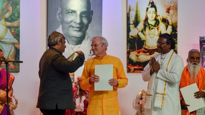 Der stellvertretende indische Botschafter Abhishek Dubey &uuml;berreicht Yoga-Vidya-Gr&uuml;nder Sukadev Bretz den Ehrenschal. - &copy; Yoga Vidya
