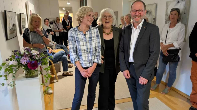 Vera Scheef (links) und Verbandsvorsteher Jörg Düning-Gast gemeinsam mit Erika Kohls (Mitte) bei der Ausstellungseröffnung. - © Landesverband Lippe