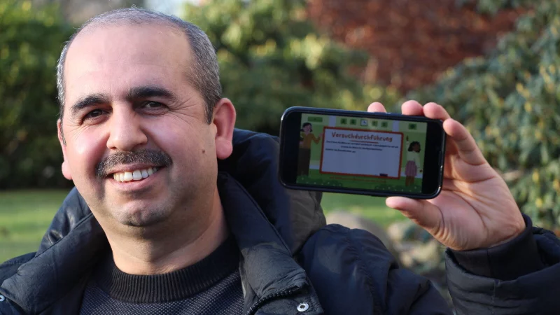 &Uuml;ber die afrikanischen L&auml;nder Kongo, Tschad und Kamerun ist der t&uuml;rkische Lehrer Mehmet Kolb&uuml;ken nach Deutschland gekommen. Gern w&uuml;rde er hier wieder auf einer festen Stelle unterrichten, doch auch nach fast acht Jahren bleibt ihm dieser Wunsch bislang verwehrt. Ersatzweise betreibt er nun einen Youtube-Kanal unter anderem f&uuml;r Chemie. - &copy; Till Brand