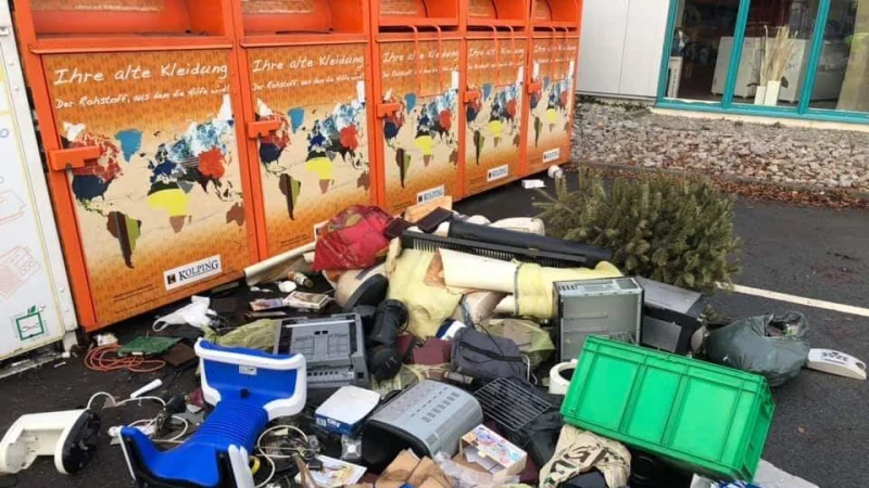 Immer wieder sehen die Pl&auml;tze rund um die Abfall- und Altkleidercontainer zugem&uuml;llt aus, wie hier die Kolpigsfamilie dokumentiert hat. - &copy; Kolpingsfamilie Steinheim