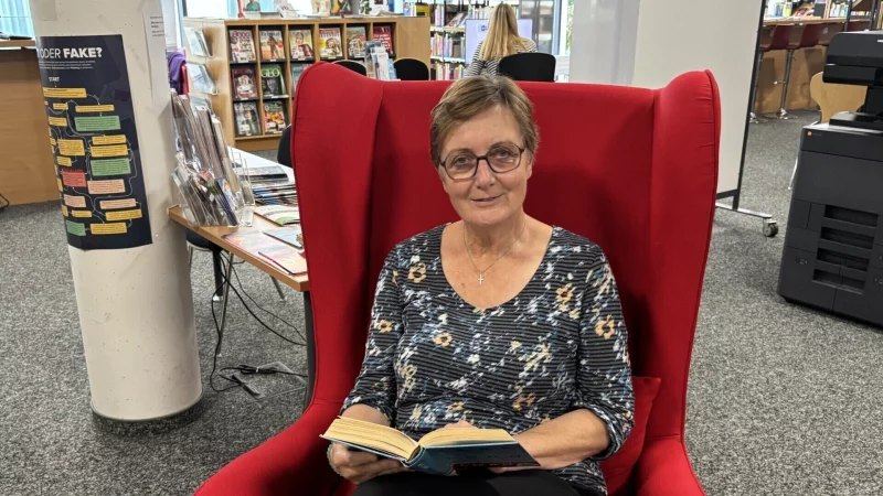 Katrin Klei hat es sich in einem Ohrensessel in der Stadtb&uuml;cherei gem&uuml;tlich gemacht und liest ein Buch. - &copy; Thomas Reineke