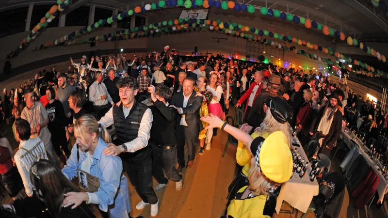 Rund 600 Narren feierten bis in die Morgenstunden in der Sporthalle des Schulzentrums in Hohenhausen. - &copy; Nicole Ellerbrake