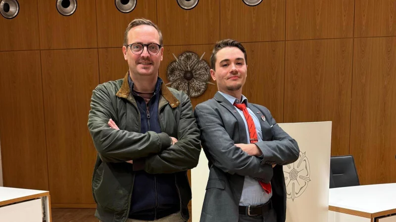 Henning Welslau (unabh&auml;ngig) und Paul Kuhlemann (Die Partei) sind als "Die Gruppe" im Kreistag vertreten. - &copy; Die Gruppe