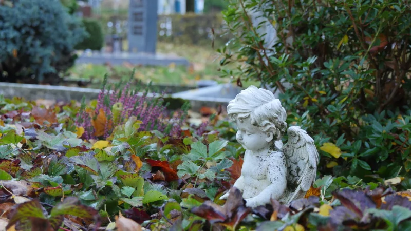 Was bei der Grabgestaltung erlaubt ist und was nicht, steht in der Friedhofssatzung. - &copy; Jost Wolf