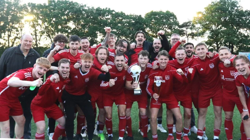 Siegerbild mit Pokal: Der TuS Lipperreihe gewinnt den Wettbewerb im Kreis Lemgo. - © Oliver König