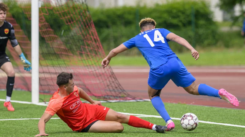 Lennard Schr&ouml;der vom Post TSV Detmold geht im Strafraum zwar riskant, aber sauber gegen seinen Beckumer Gegenspieler Lucien Sakpo in den Ball und kl&auml;rt. - &copy; Egon Penner