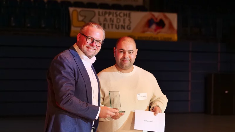 LZ-Verleger Max Giesdorf gratuliert Mohamed Ali Ben Ayed. - &copy; J&ouml;rg Hagemann