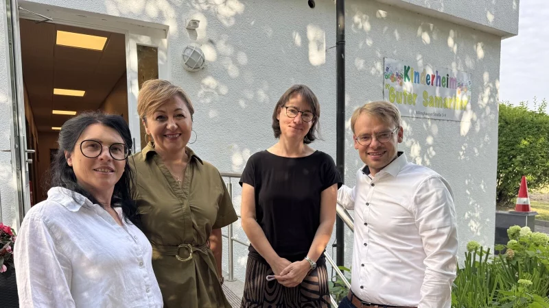 Einrichtungsleiterin Olha Artiukh, Koordinatorin Elena Lauchner, Dolmetscherin Sascha Melkhina sowie Genadi Kimbel vom Christlichen Schulverein als Tr&auml;ger stehen den Waisenkindern in Stapelage zur Seite. - &copy; Sandra Castrup