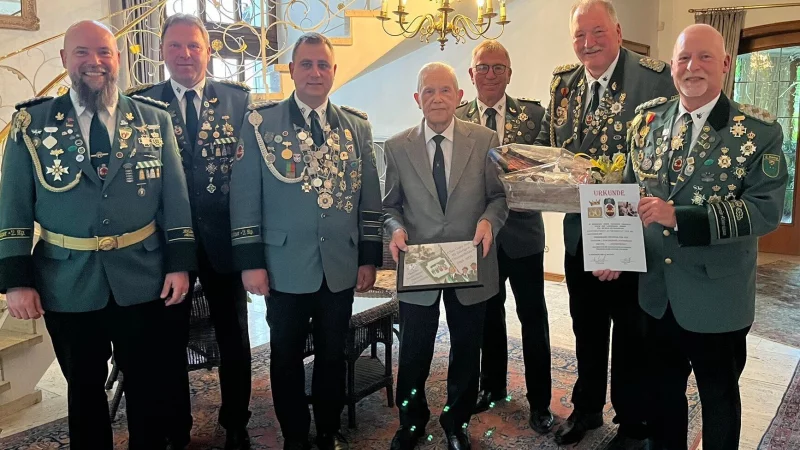 Oberst Markus Schantz (von links), Major Stefan Grote, König Sven Logermann, Diamantkönig Theodor Sundermann, Hauptmann Dieter Düwel, Vorsitzender Willi Düwel und Ehrenoberst Jörg Kleemann. - © Schützen Alverdissen