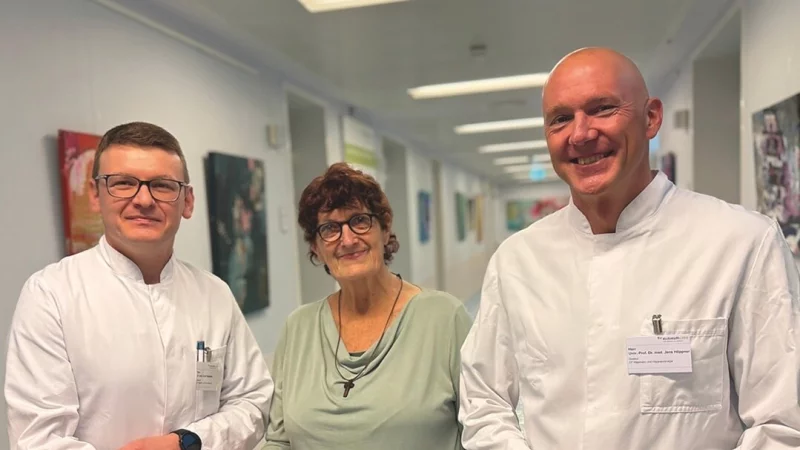 Oberarzt Dr. Zsolt Madarasz (links) und Univ.-Prof. Dr. Jens Höppner mit Patientin Annegret H. - © Klinikum Lippe