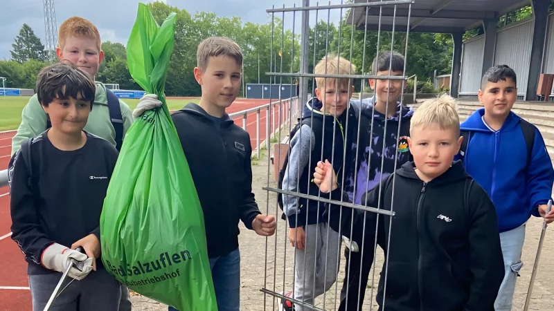 Die Eduard-Hoffmann-Realschule setzt ein Zeichen für den Umweltschutz - © Realschlue Lohfeld