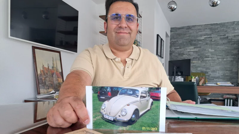 Sven-Eric Bierhenke zeigt seinen "Henni" als Foto - derzeit ist der Käfer zur Wartung in der Werkstatt. - © Carolin Brokmann-Förster