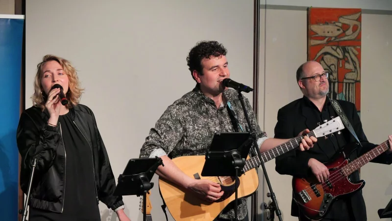 Das Benefizkonzert des Lions-Clubs Lage sorgt für beste Stimmung. Mit Kristin und Simon Herten sowie Martin Rudkowski (von links). - © Thomas Krügler