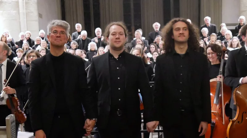 Die drei Dirigenten Volker J&auml;nig (von links), Jonathan Dr&auml;ger und Jakob Boudgoust sind gl&uuml;cklich nach gegl&uuml;cktem Konzert. - &copy; Marienkantorei Lemgo/Matthias Heil