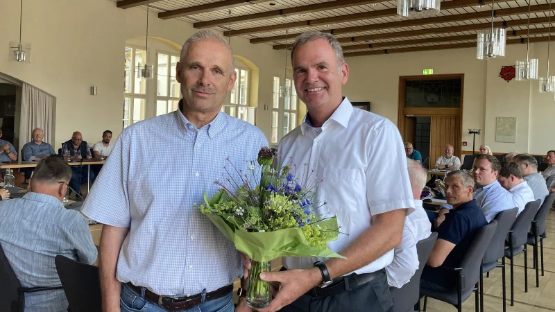 B&uuml;rgermeister Heinz-Dieter Kr&uuml;ger dankt Claus Rafael M&uuml;ther (rechts). - &copy; Cordula Gr&ouml;ne