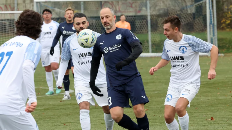 Dimi Gegas von Eintracht Lemgo setzt sich gegen zwei TBV-Spieler durch. - &copy; Paul Cohen