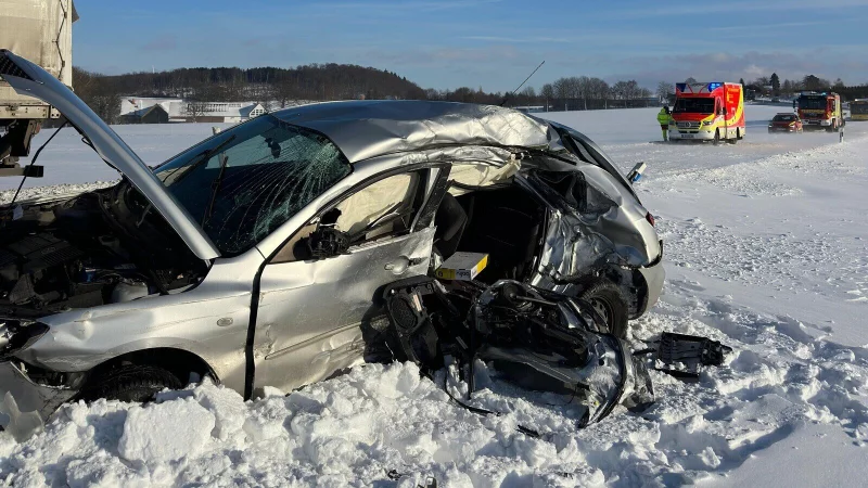 Dieser Mazda ist am Mittwochvormittag bei Selbeck von der Stra&szlig;e abgekommen. - &copy; Feuerwehr Barntrup