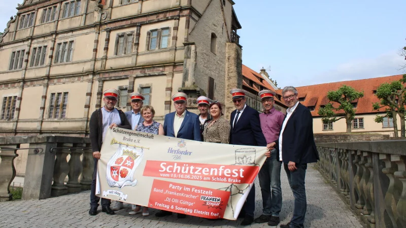 Freuen sich auf das Schützenfest: Heinrich Zubek (von links; Prinz), Dieter Broschinski (erster Vorsitzende und Oberst), Renate Zubek (Königin), Reinhard Krist (König), Burkhard Schatz (Adjutant), Stefanie Krist (Prinzessin), Bernhard Kicinski (Major), Ralf Mross (Adjutant) und Michael Reuland (Schatzmeister). - © Chiara Wibbeke