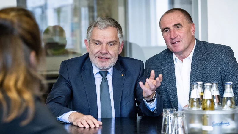 Reiner Austermann und Michael Michl vom Reservistenverband OWL im Gespräch über Wehrpflicht und Sicherheitspolitik. - © Barbara Franke